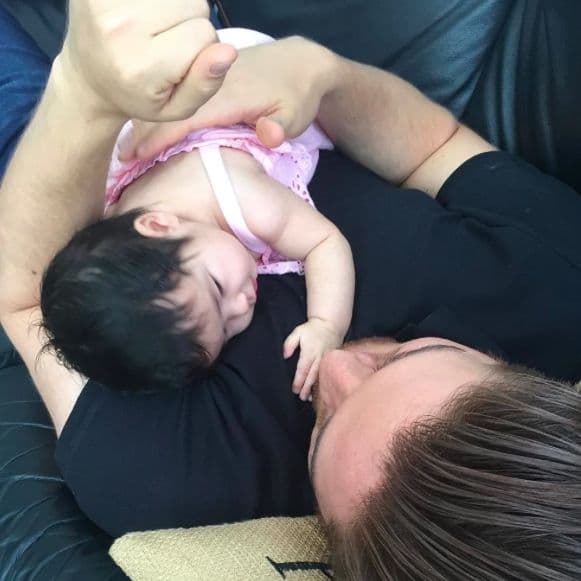 Constantemente la visita e incluso cuando está de paso por Miami se queda en casa de la conductora.