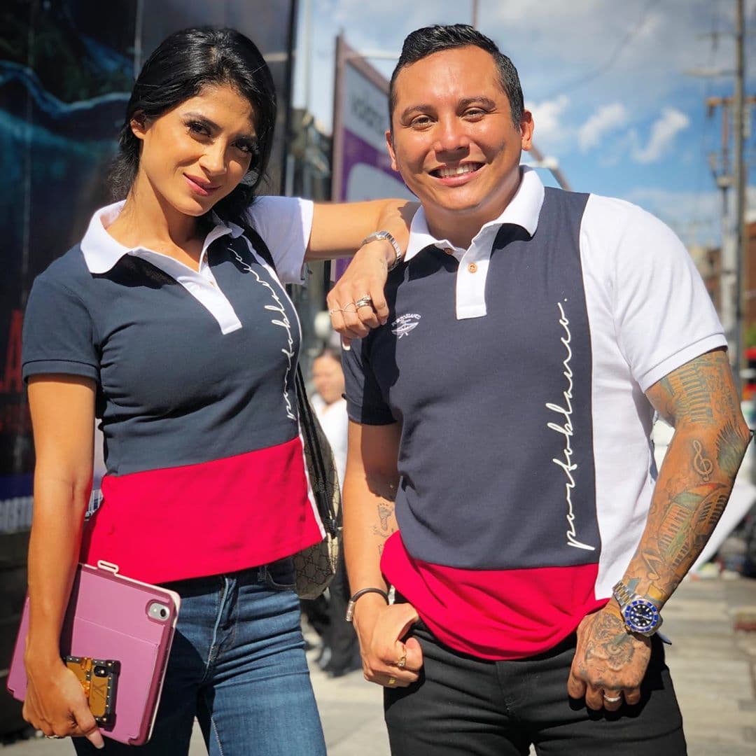 El cantante y su esposa han publicado imágenes vestidos con colores iguales o prendas similares, lo que también ha generado comentarios.