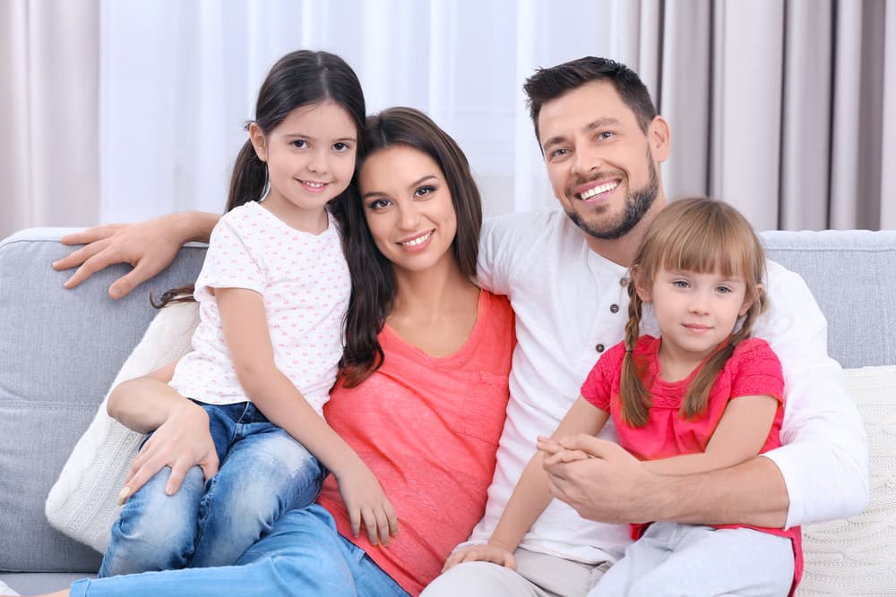 Asimismo, en la medida de lo posible y según el espacio que tengamos, el televisor debe estar aparte del lugar de estar. Si lo tenemos como centro entonces no habrá conversación posible, todo será “mirar la tele”.