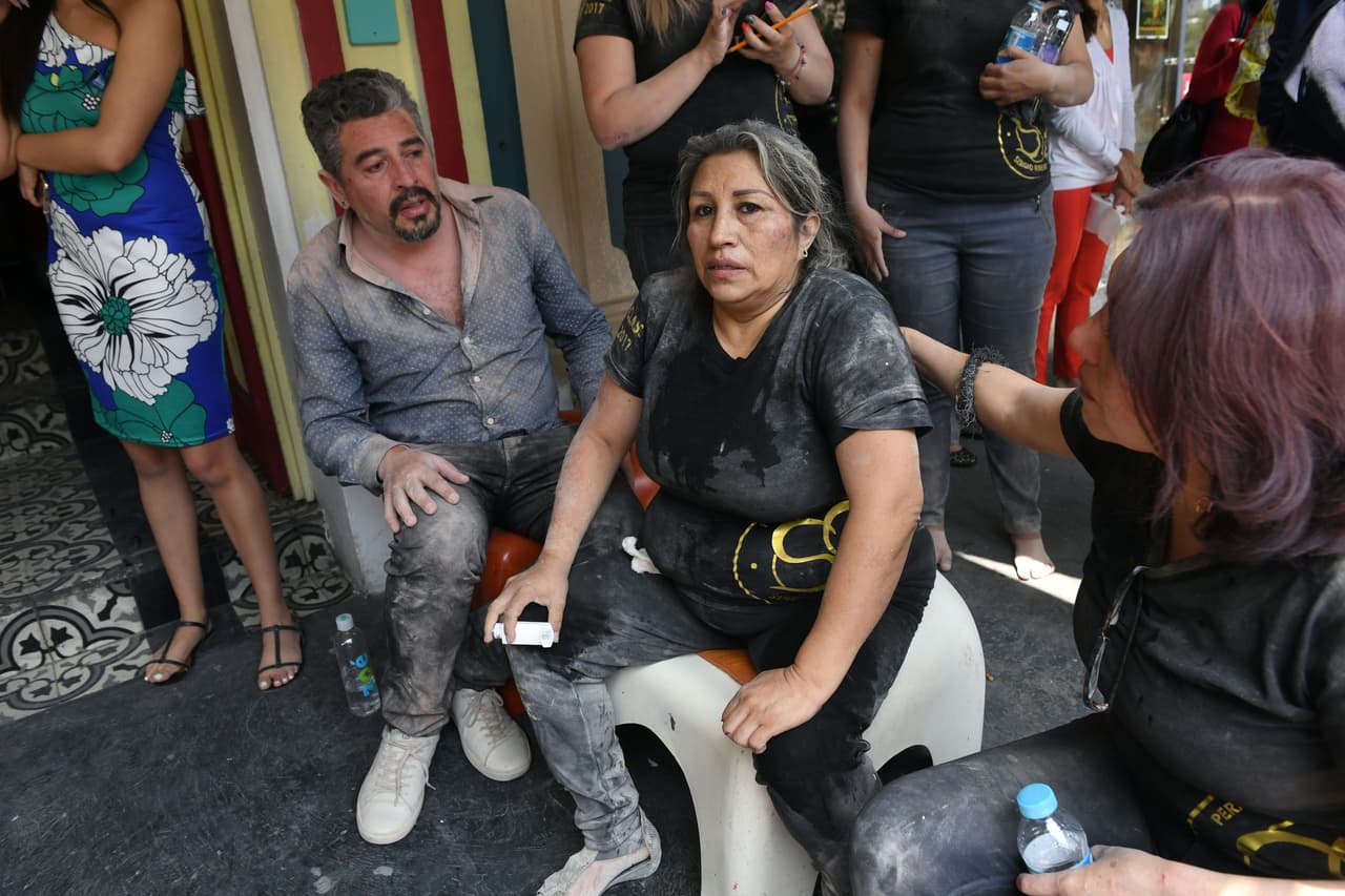 Instantes después del sismo del 19 de septiembre y con el polvo de los escombros aún sobre sus hombros, estos sobrevivientes miran entre angustia y sorpresa la magnitud de la tragedia.
