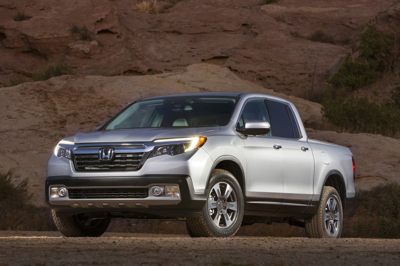 <b>Pickups</b>: A pesar de que las camionetas pickup son el tipo de vehículo más vendido en Estados Unidos, la
<b><a href="http://www.univision.com/noticias/honda/detroit-2016-honda-ridgeline-2017-la-anti-pickup" target="_blank">Honda Ridgeline</a></b> es la única de ellas que logró ser galardonada por el IIHS como ‘Selección Tope de Seguridad Plus’ para 2017, lo que demuestra el gran trabajo que aún le queda por hacer a los fabricantes de este tipo de vehículos en materia de seguridad. La Ridgeline es también una de sólo siete ganadores que cuenta con un sistema de iluminación frontal merecedor de la máxima clasificación de 'bueno'.