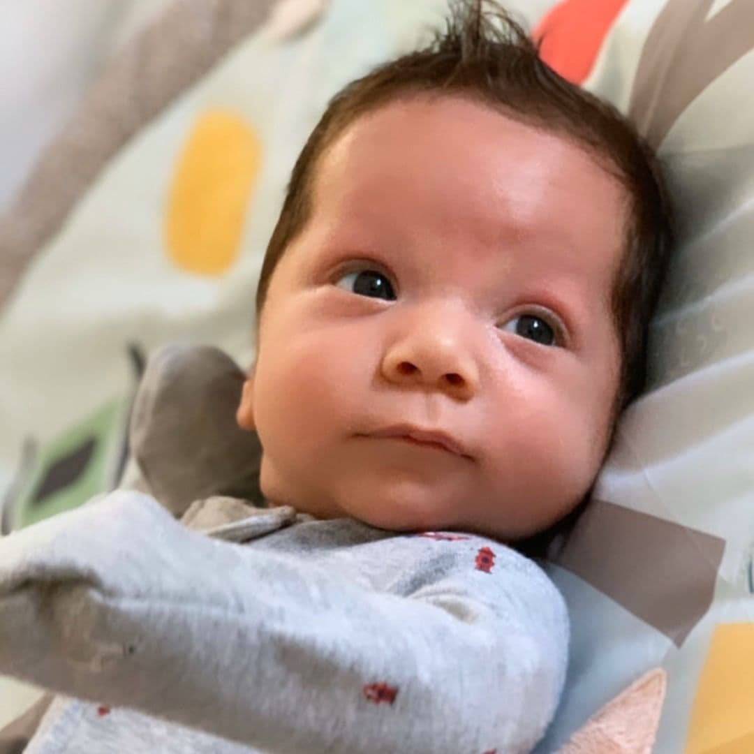 El bebé de Andrea Chediak está creciendo muy rápido y en los últimos días se ha visto más despierto.