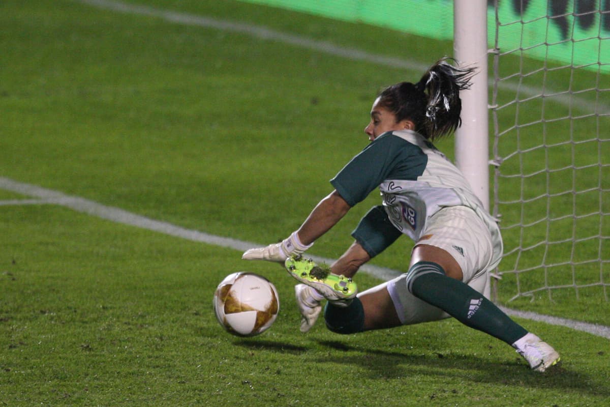 La guardameta de Tigres, Alejandra Gutiérrez, detuvo el cobro de Vannya García para el América.