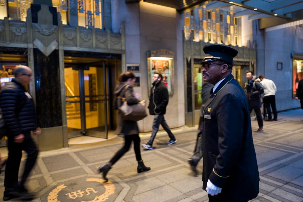 La renovación preserva elementos arquitectónicos significativos del edificio mientras incorpora comodidades modernas y tecnología actual en todas sus áreas.