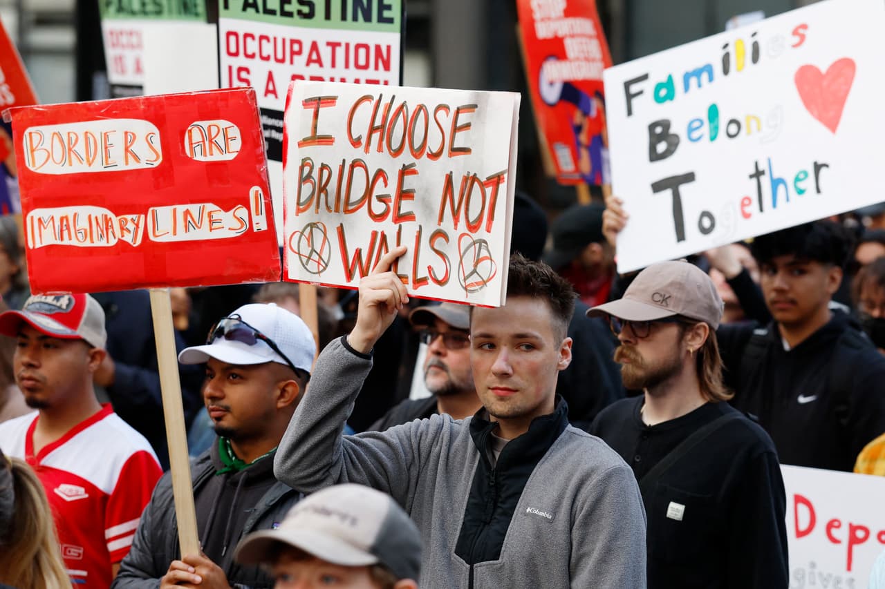 Con fuerza, la voz de muchas personas se pronunció el sábado 6 de septiembre bajo un mismo mensaje: “No a las tropas en Chicago”. La manifestación se convirtió en un acto de unidad que reunió a la comunidad en torno a una misma causa.
<br>