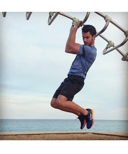 El guapo actor y modelo español que interpreta a Roberto Marañón en ‘La Embajada’ conquista y enamora a sus fanáticas con las sexys y atrevidas fotos que comparte en su cuenta de Instagram ¿Te lo vas a perder?