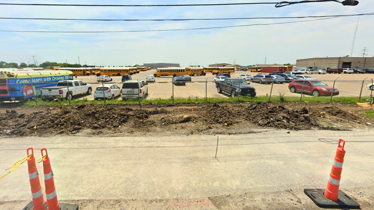 Estacionamiento de Durham School Services, en Crowley, donde permanecen los autobuses escolares cuando no están cubriendo sus rutas diarias.