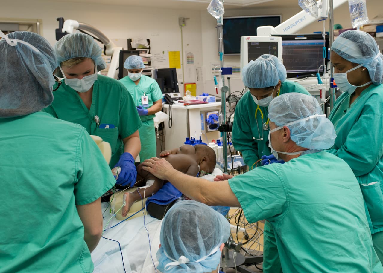 La pequeña Dominique fue enviada desde África a Estados Unidos para ser separada de su gemelo parásito en una operación en la que participaron médicos de distintas especialidades.