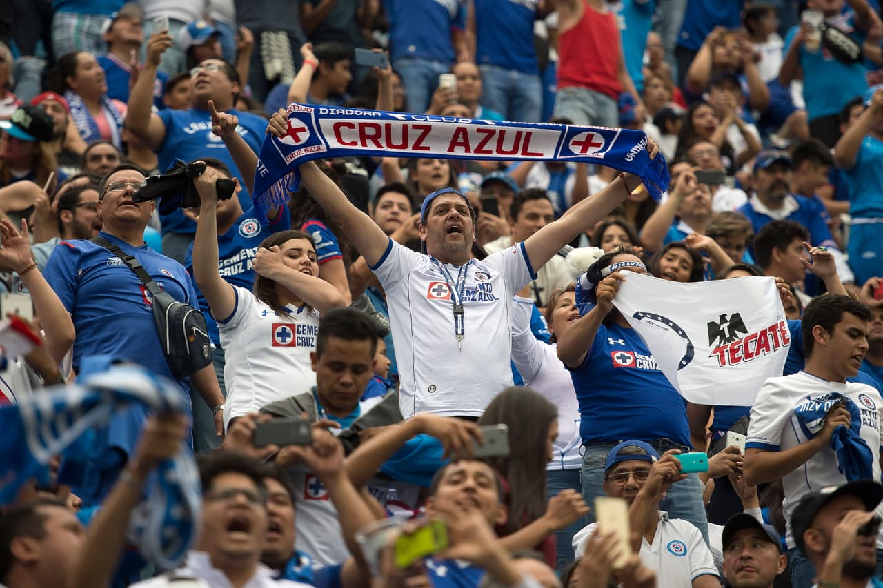El silbatazo final ya había sonado pero la afición cementera no dejó de cantar para espedir a un estadio que tuvo más tristezas que alegrías.