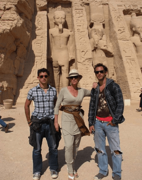 ...Tu luz y tu energía son la guía
<br>
<b>Son, aquí y ahora, nuestras ganas nuevas</b>.
<br>Nuestra sangre que contigo se renueva...