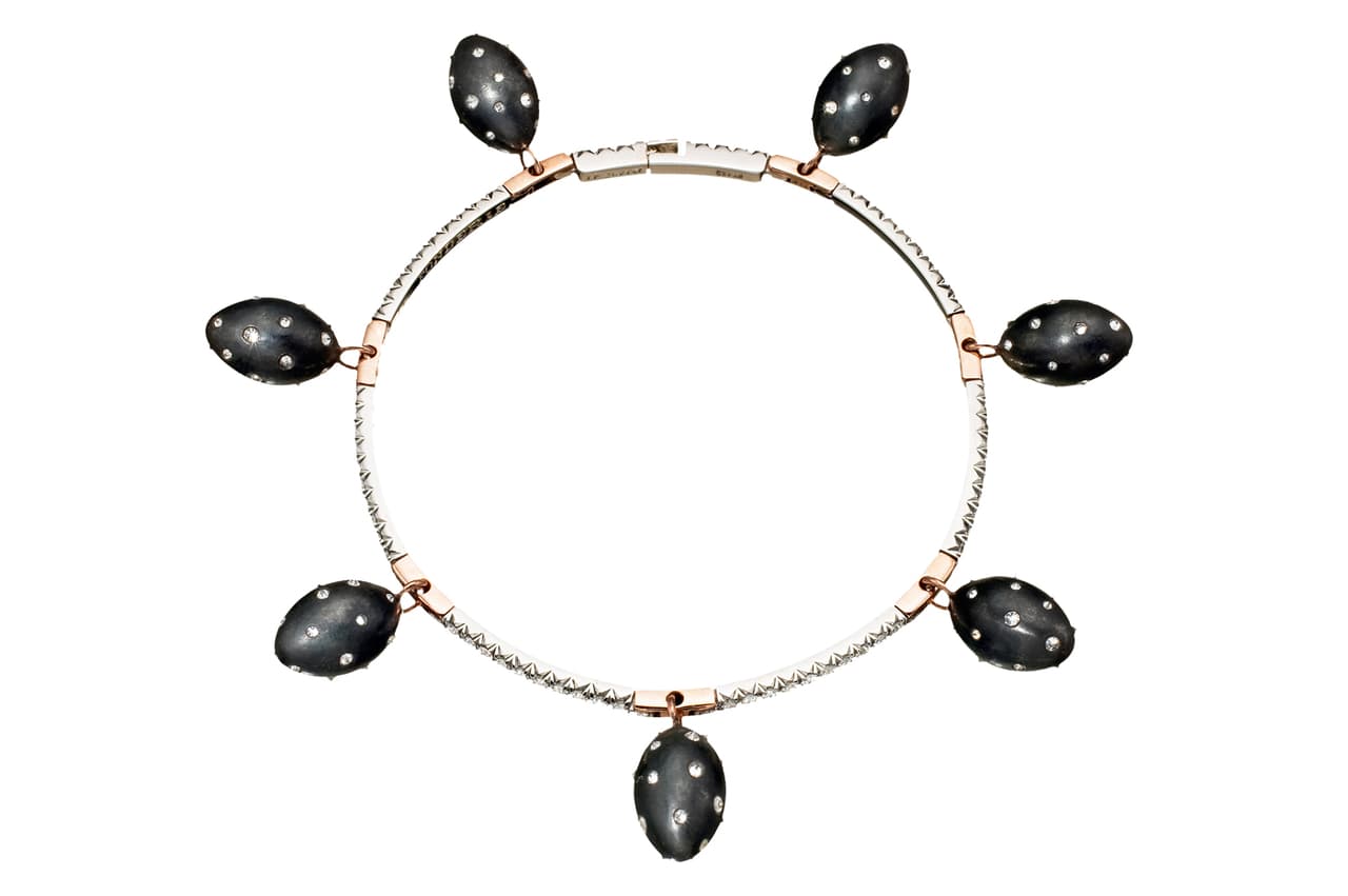 Collar creado con partes extraídas de un arma.