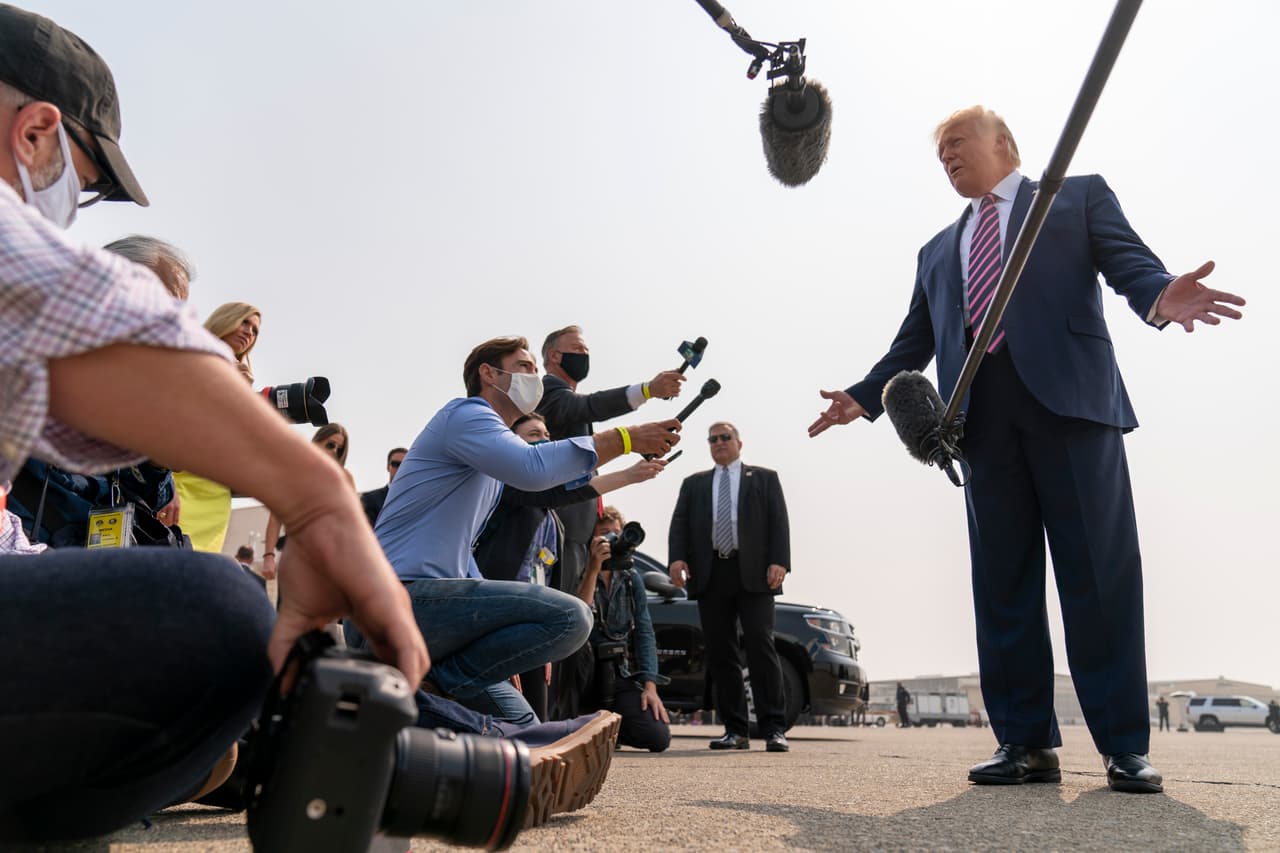 Trump dijo en varias ocasiones que el mal manejo de los bosques y la cantidad de hojas secas en el suelo son las causas principales de los incendios forestales. Este verano, ya se han quemado más de 3 millones de acres, la mayor parte debido a incendios que comenzaron luego de tormentas eléctricas secas a mediados de agosto.