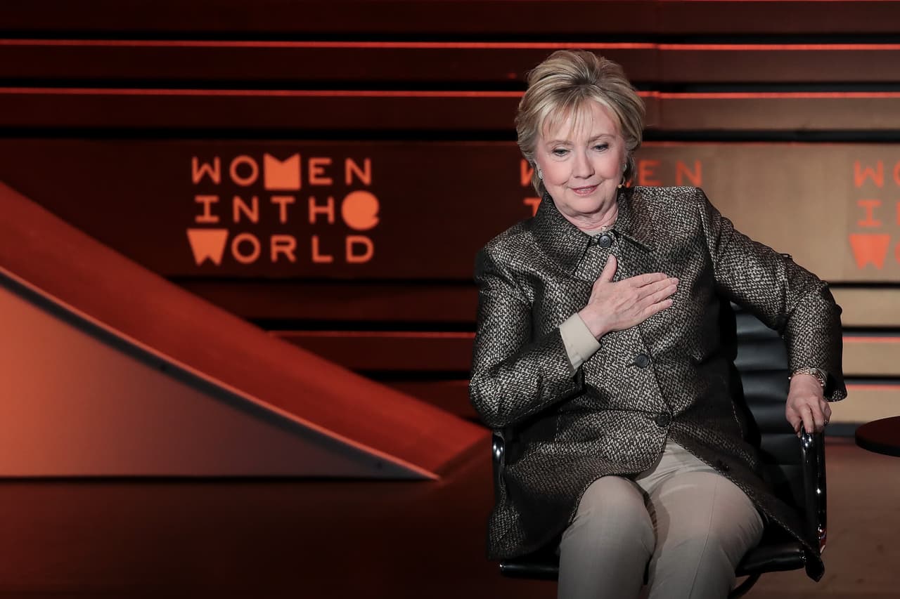 2- 
<b><a href="http://www.univision.com/temas/hillary-clinton" target="_blank">Hillary Clinton</a>. </b>Fue la rival de 
<b><a href="http://www.univision.com/temas/donald-trump" target="_blank">Donald Trump</a></b> en las elecciones y aunque ganó el voto popular por casi 3 millones, no obtuvo los votos necesarios en el Colegio Electoral. Tras meses de silencio, comentarios mesurados sobre el gobierno y apariciones esporádicas en medios y redes sociales, Clinton se presentó en un foro el 2 de mayo y dijo que 
<b><a href="http://www.univision.com/noticias/politica/clinton-se-declara-parte-de-la-resistencia-contra-donald-trump" target="_blank">ella "es parte de la resistencia"</a></b>. 
<br>