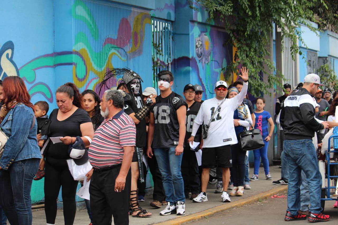 Te invitamos a disfrutar de las mejores imágenes de la visita de los Raiders al 'Coloso de Santa Ursula' promocionando el juego del próximo 21 de noviembre ante los Houston Texans.