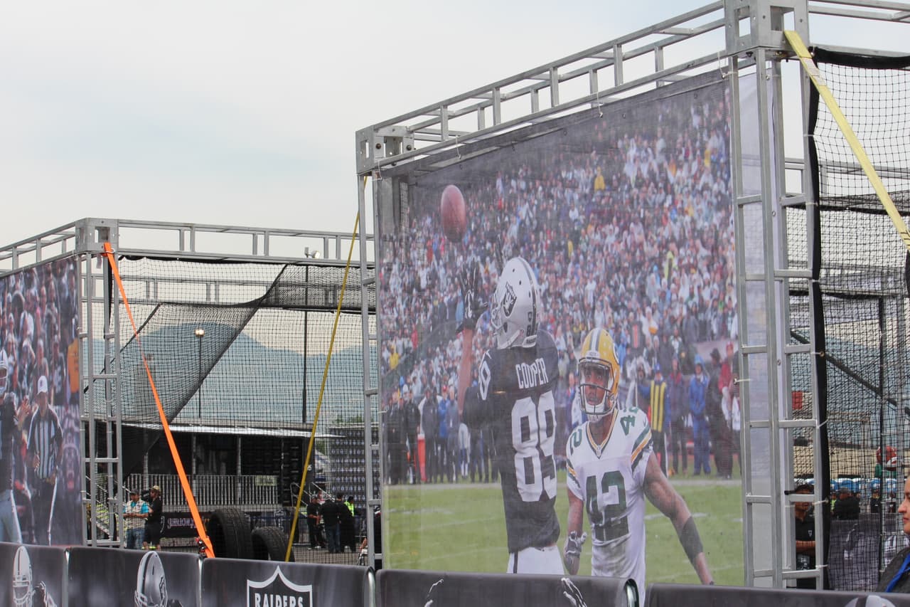 Te invitamos a disfrutar de las mejores imágenes de la visita de los Raiders al 'Coloso de Santa Ursula' promocionando el juego del próximo 21 de noviembre ante los Houston Texans.