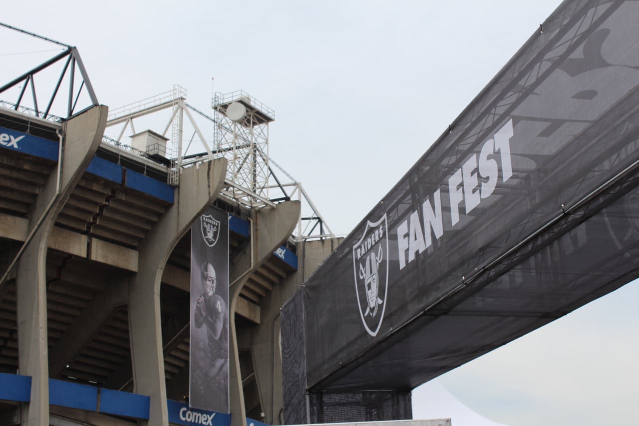Te invitamos a disfrutar de las mejores imágenes de la visita de los Raiders al 'Coloso de Santa Ursula' promocionando el juego del próximo 21 de noviembre ante los Houston Texans.