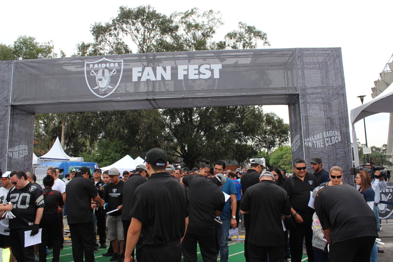 Te invitamos a disfrutar de las mejores imágenes de la visita de los Raiders al 'Coloso de Santa Ursula' promocionando el juego del próximo 21 de noviembre ante los Houston Texans.