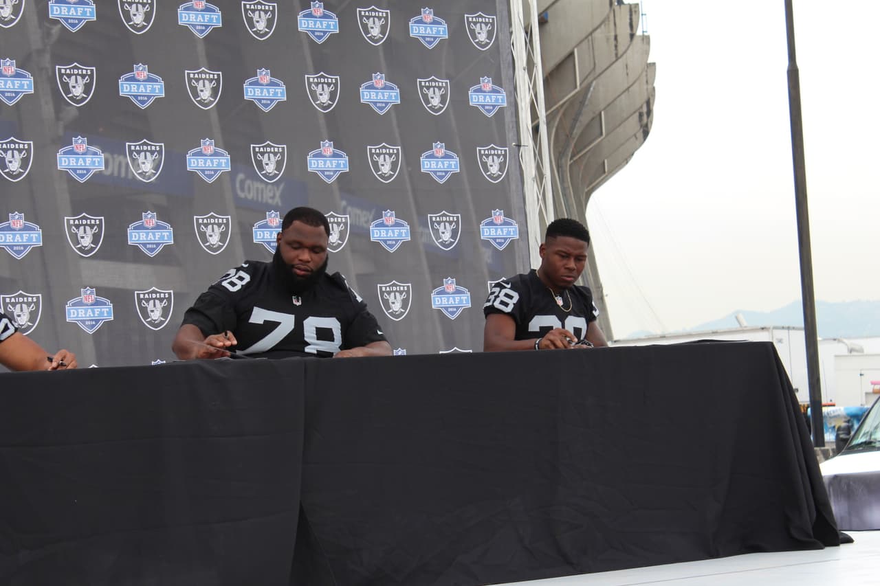 Te invitamos a disfrutar de las mejores imágenes de la visita de los Raiders al 'Coloso de Santa Ursula' promocionando el juego del próximo 21 de noviembre ante los Houston Texans.