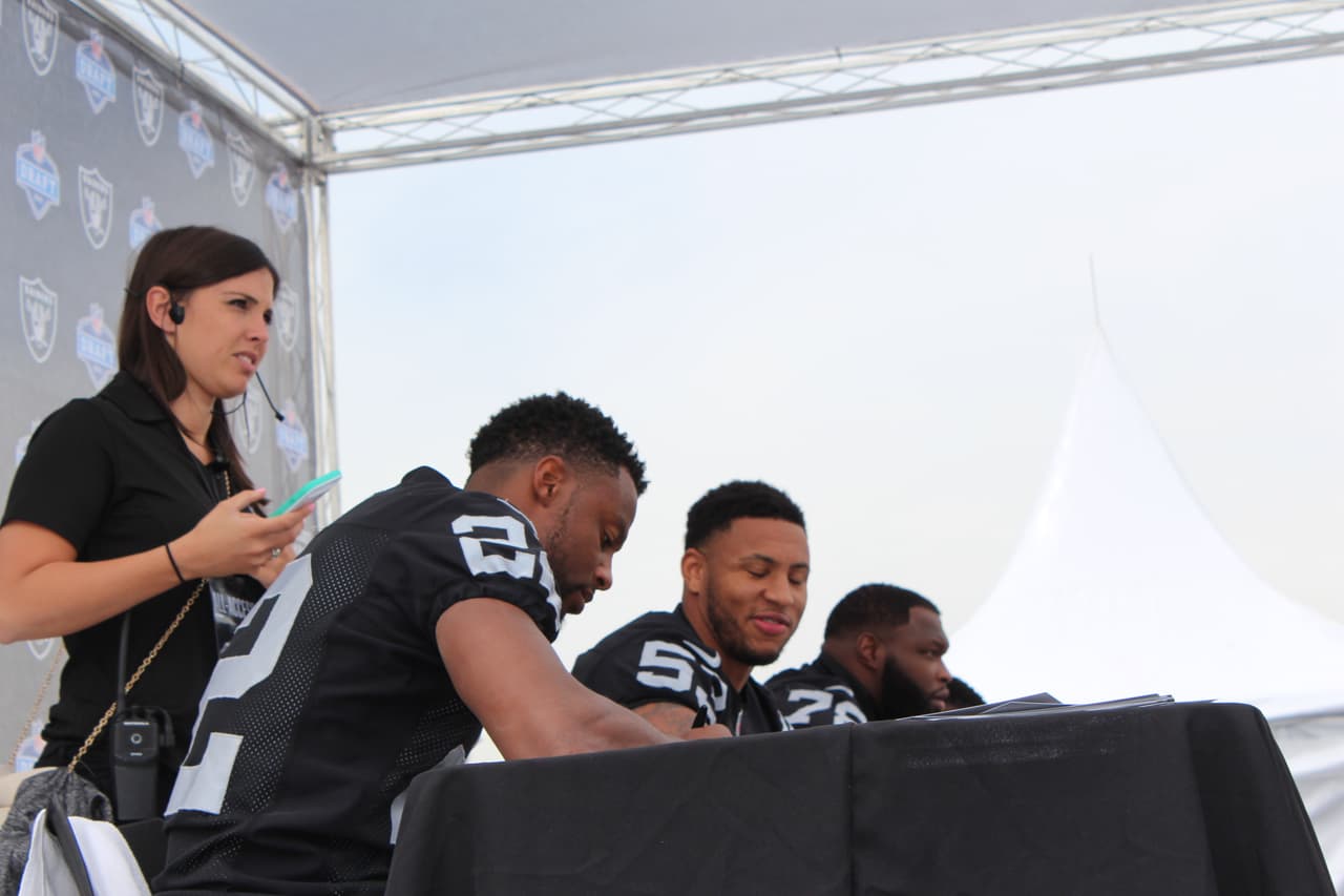 Te invitamos a disfrutar de las mejores imágenes de la visita de los Raiders al 'Coloso de Santa Ursula' promocionando el juego del próximo 21 de noviembre ante los Houston Texans.