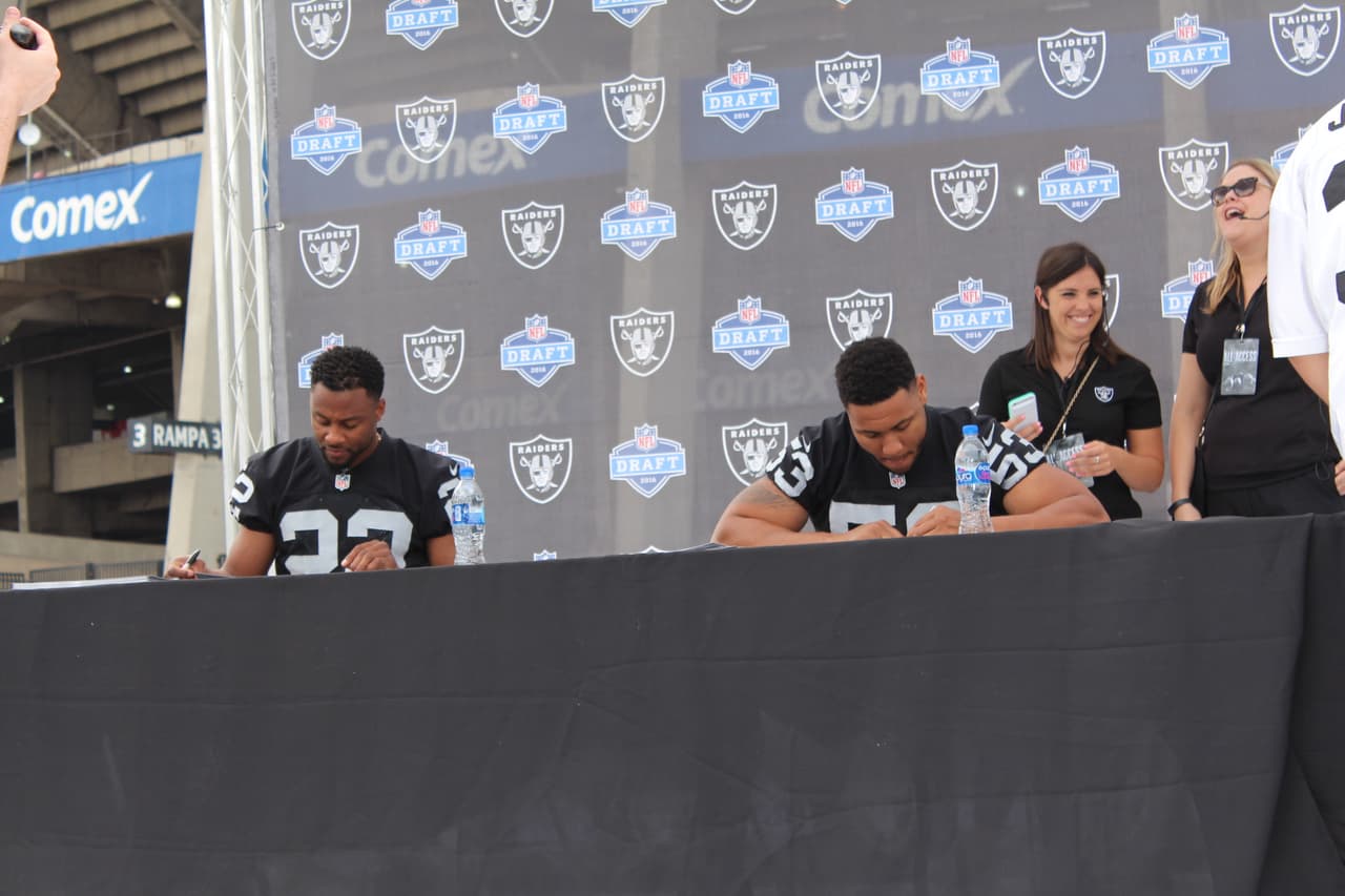 Te invitamos a disfrutar de las mejores imágenes de la visita de los Raiders al 'Coloso de Santa Ursula' promocionando el juego del próximo 21 de noviembre ante los Houston Texans.