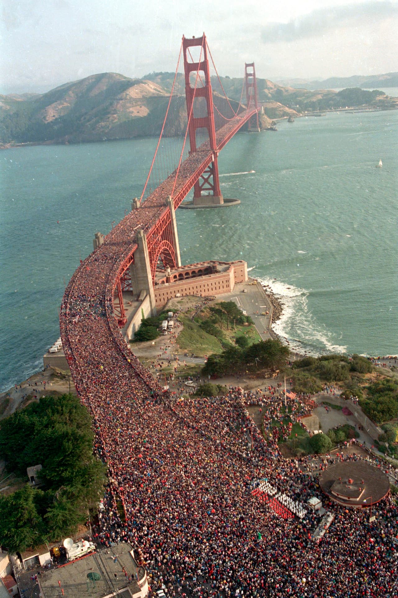 <b>Su primer medio siglo. </b>Una multitud estimada de 800,000 personas sobre el Golden Gate el 24 de mayo de 1987. Parte de las celebraciones en los 50 años de construcción de la emblemática estructura.