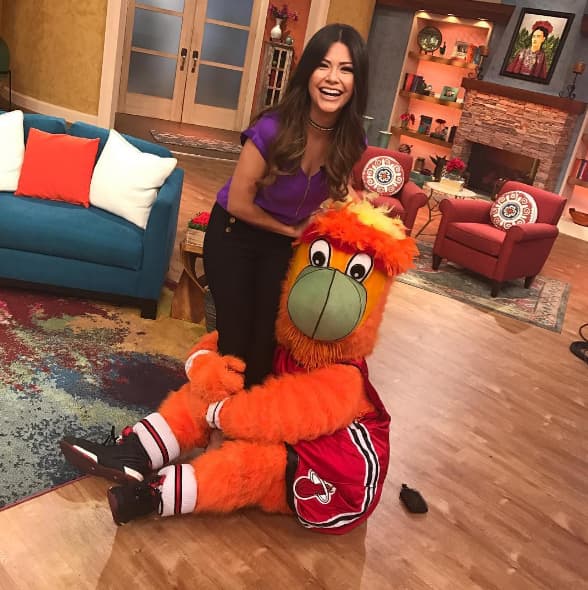 Las guapas chicas no llegaron solas, Burnie, la mascota del equipo las acompañaba y desde el primer momento quedo cautivado con Ana Patricia.