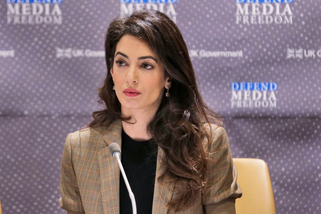 Qué papel jugó Amal Clooney, la esposa de George Clooney, en la solicitud de órdenes de arresto contra Netanyahu y líderes de Hamas