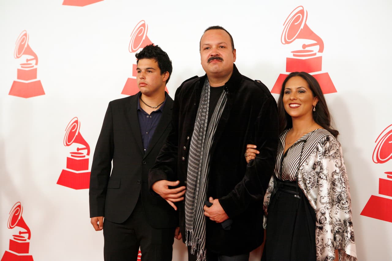 Pero lo más importante es que gracias al amor de Don Antonio, los Aguilar siguen con la tradición de ser parte de la música regional mexicana, pero unidos, como una amorosa familia.