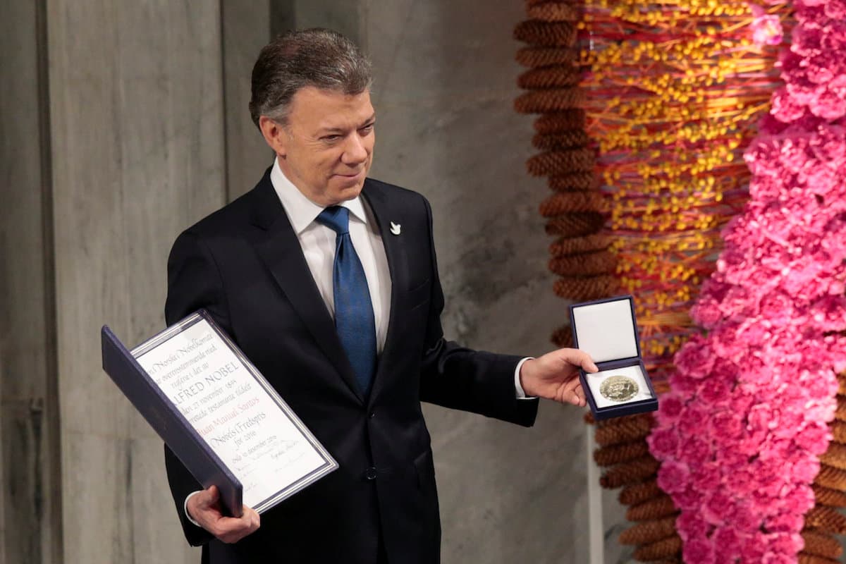 Santos al recibir el Nobel de la Paz: "la guerra que causó tanto sufrimiento ha terminado"