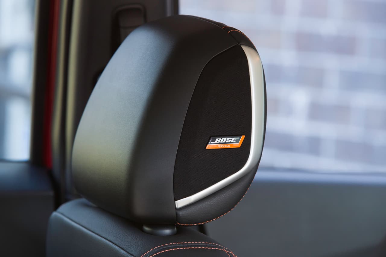 La Nissan Kicks SR con Premium Package el sistema de sonido Bose Personal Plus. Nissan nos dice que sólo 8 cornetas y gracias a un sistema de procesamiento de señal propietario de Bose el sistema proporciona una 
<b>experiencia de sonido inmersiva de 360 grados</b>. Dos de las cornetas son unidades de 6.5 pulgadas de neodymium localizadas en los reposacabezas delanteros del vehículo.