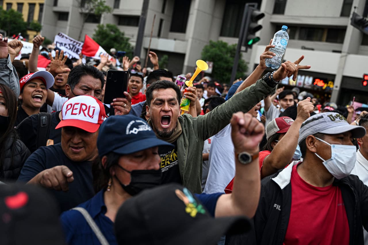 En tanto, en Lima, cientos de personas se reunieron nuevamente el domingo frente al palacio legislativo. Policías con equipamiento antimotines usaron gases lacrimógenos mientras los parlamentarios daban comienzo a una sesión dentro del recinto. La policía también persiguió y golpeó a los manifestantes que huían del lugar en medio de nubes de gas.
