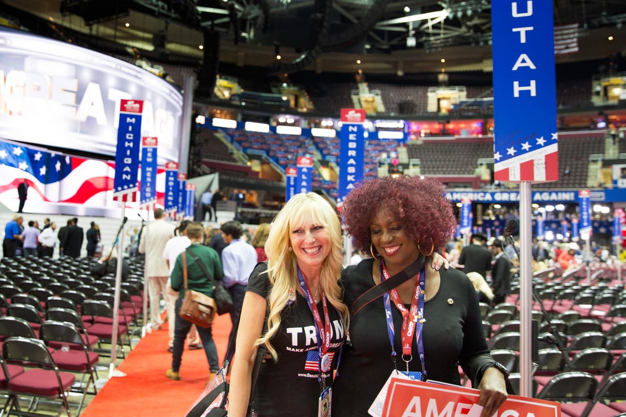 MIERCOLES 20 DE JULIO. 11:44 PM. Termina la jornada de hoy con la presentación de Mike Pence y una sorpresiva aparición por unos segundos de Donald Trump. Muchos delegados lucen satisfechos.