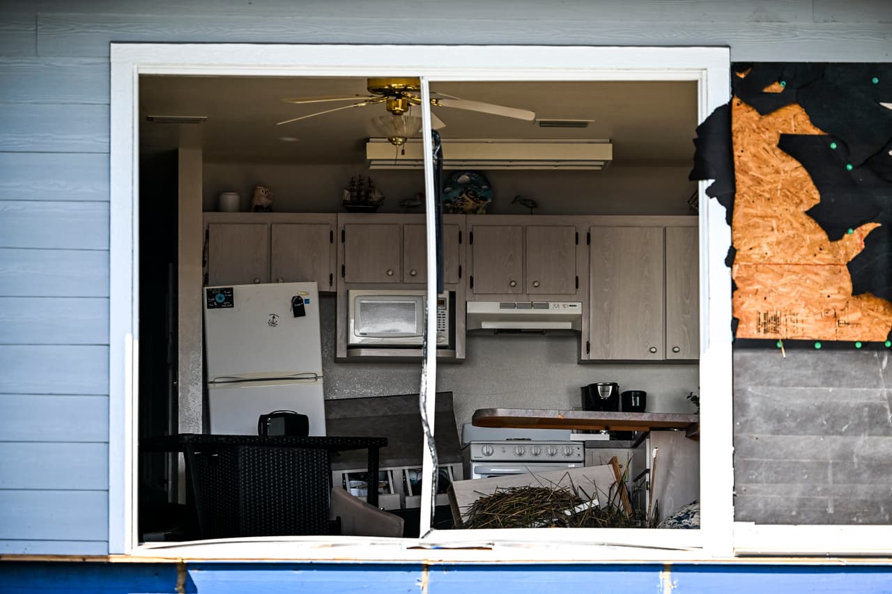 Vecinos vuelven a casa, tras ser evacuados por el huracán Helene. Al llegar, 
<b>enfrentan una realidad difícil: sus casas casi destruidas por dentro y por fuera</b>, como esta en Steinhatchee, Florida.