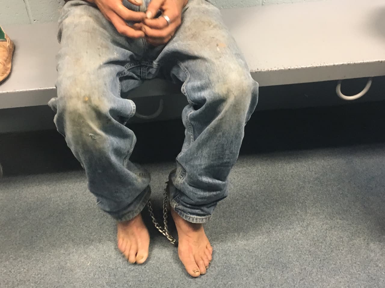 Eduardo se quedó sin sus huaraches de correa.