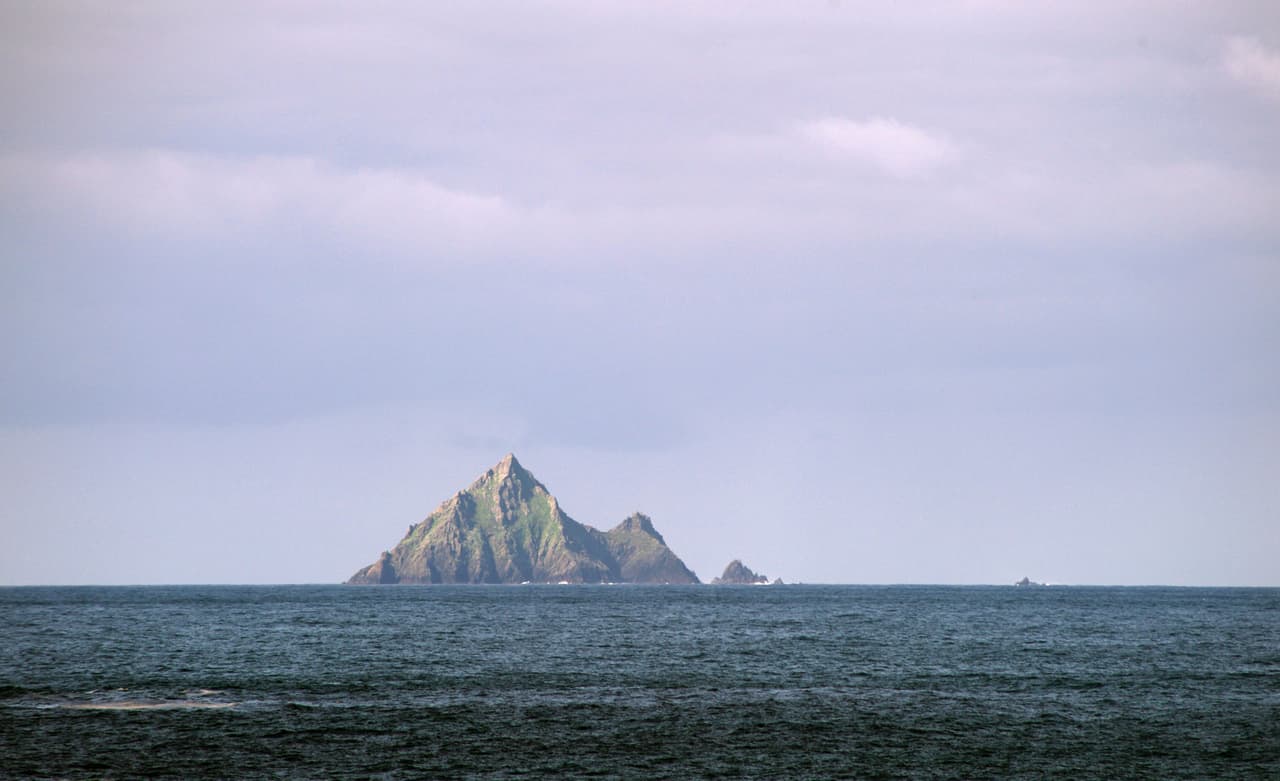 El Skelling Ring es una región que incluye a las 
<b>Islas Skellig, en Irlanda, </b>donde existe una población de una interesante fauna de aves marinas, como los 
<a href="https://es.wikipedia.org/wiki/Fratercula_arctica">frailecillos</a>. Pero además (va el dato para geeks), la más grande de ellas, Skellig Michael, conserva los vestigios de un monasterio erigido en el siglo VI que sirvió de escenario para algunas escenas de la más reciente entrega de la saga de Star Wars. | Foto: Getty Images.
<br>