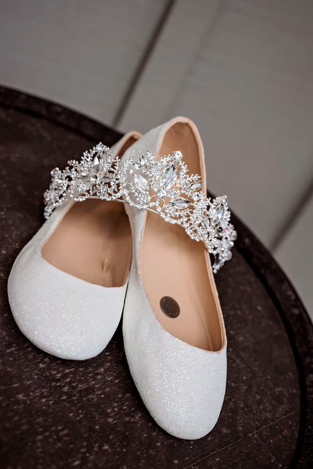 Los zapatos de la novia eran unas zapatillas modelo ‘bailarinas’ con una moneda dentro como lo indica una vieja tradición.