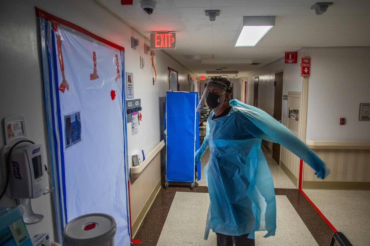 La crisis provocada por el coronavirus hasta la fecha ha cobrado la vida de 10,850 personas en el condado y se teme que el número aumente después de las fiestas y viajes que miles de personas realizaron durante el fin de año.