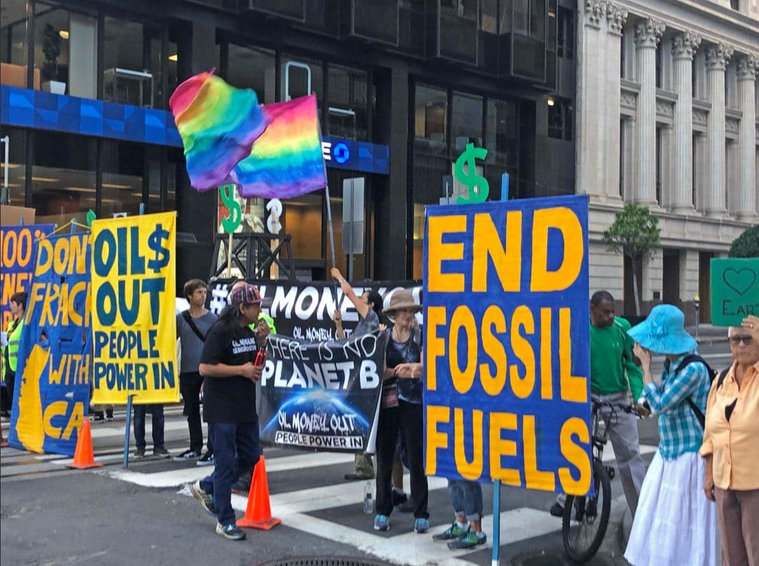 Algunas de las cartulinas tenían mensajes que decían: “protege nuestra agua, clima y comunidades”, “nuestra guerra contra el medio ambiente debe terminar” y “acaben con los combustibles fósiles”.
<br>