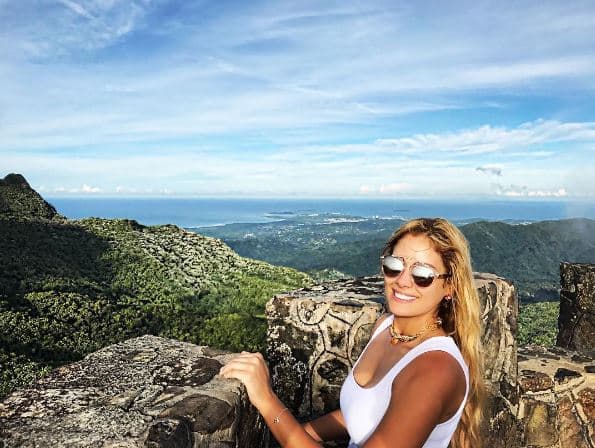 La exreina de belleza disfrutó de hacer turismo interno por distintos lugares de la Isla: Playa Sucia, Cueva Ventana, El Yunque, la Isla de Gilligan y más, según compartió a sus seguidores en redes sociales.