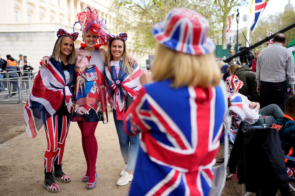 Desde hace varios días, las calles de Londres se han pintado de rojo, blanco y azul, los colores de la bandera de Reino Unido, para conmemorar la coronación del nuevo monarca, Carlos III, hijo primogénito de la reina Isabel, quien ocupó el trono duante 70 años.