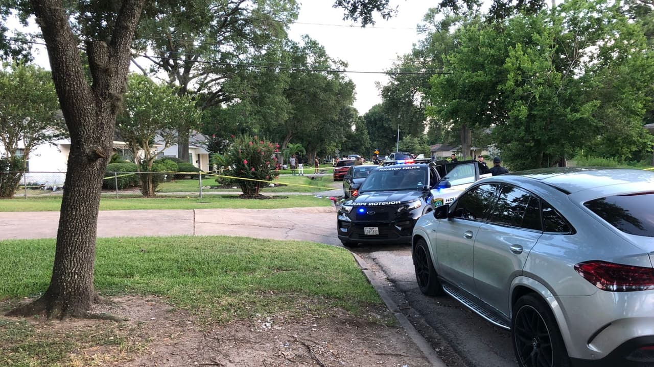 Autoridades buscan al sospechoso de balear a una mujer mientras conducía a su casa en la zona de Alief 