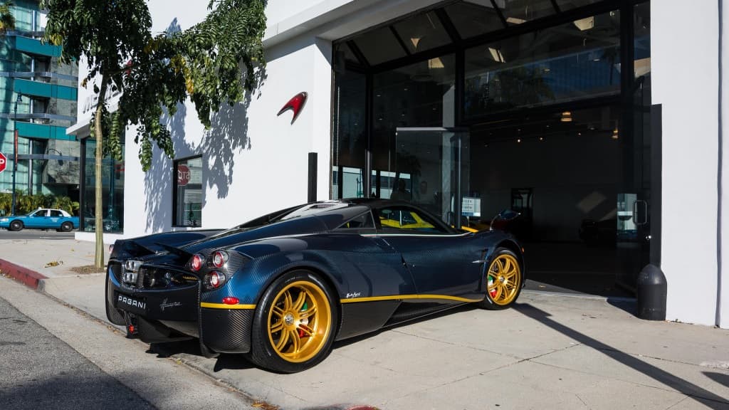 El 730 de su nombre menciona la potencia de este vehículo, la cual se genera desde un motor V12 de 6.0 litros, con 737 libras-pie de torque.