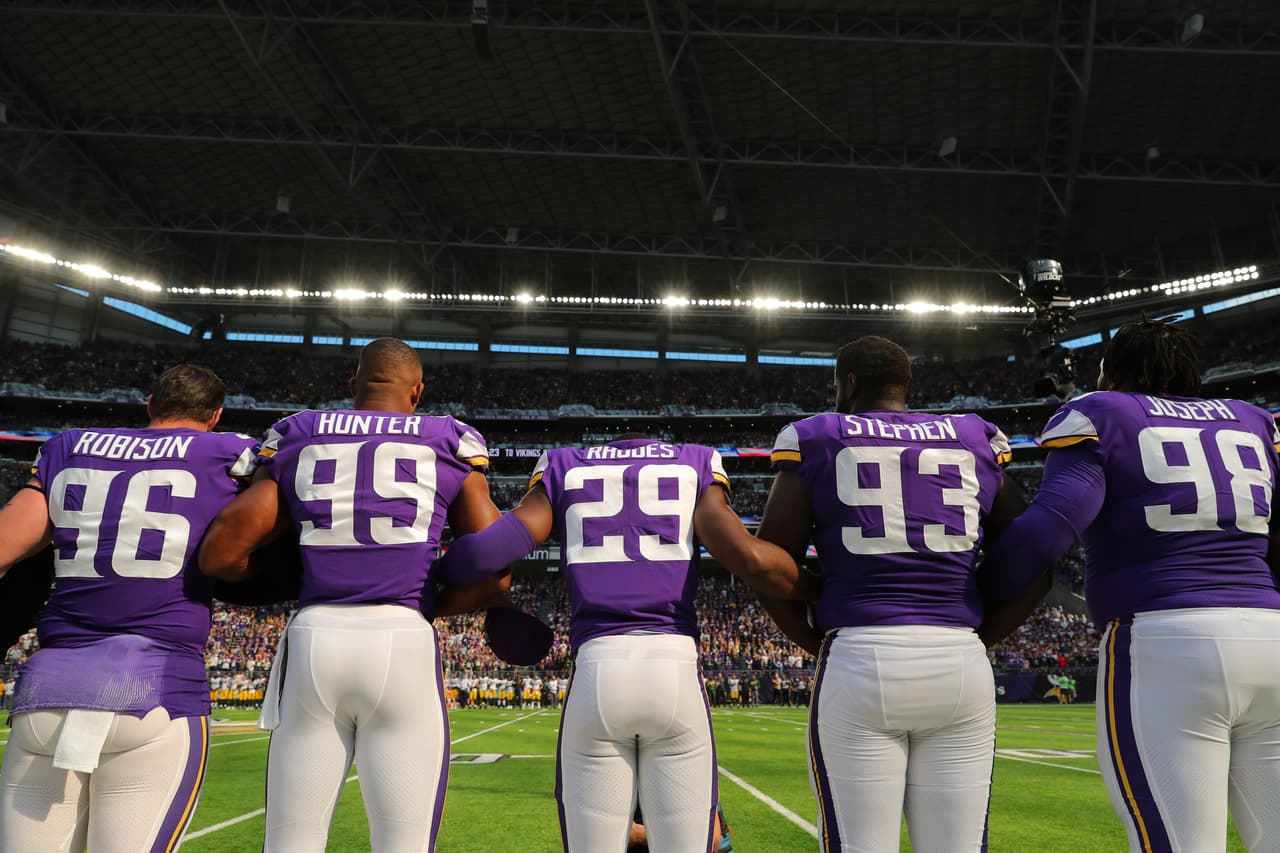 El fútbol americano sigue siendo el deporte más popular en EEUU pero eso no salva a la liga profesional de este deporte, la 
<b>NFL, de ocupar el puesto número 3 en esta lista. </b>24/7 Wall St. lo achaca a la creciente preocupación por la relación entre las lesiones en la cabeza de los jugadores de este deporte de contacto y los efectos a largo plazo, un vínculo que a la NFL le costó más de dos décadas reconocer. Tampoco ayudó a la popularidad de la NFL la politización de este deporte con la decisión de algunos jugadores de arrodillarse durante el himno nacional en protesta por la violencia policial contra los afroamericanos, un gesto que fue duramente criticado por el presidente Donald Trump.