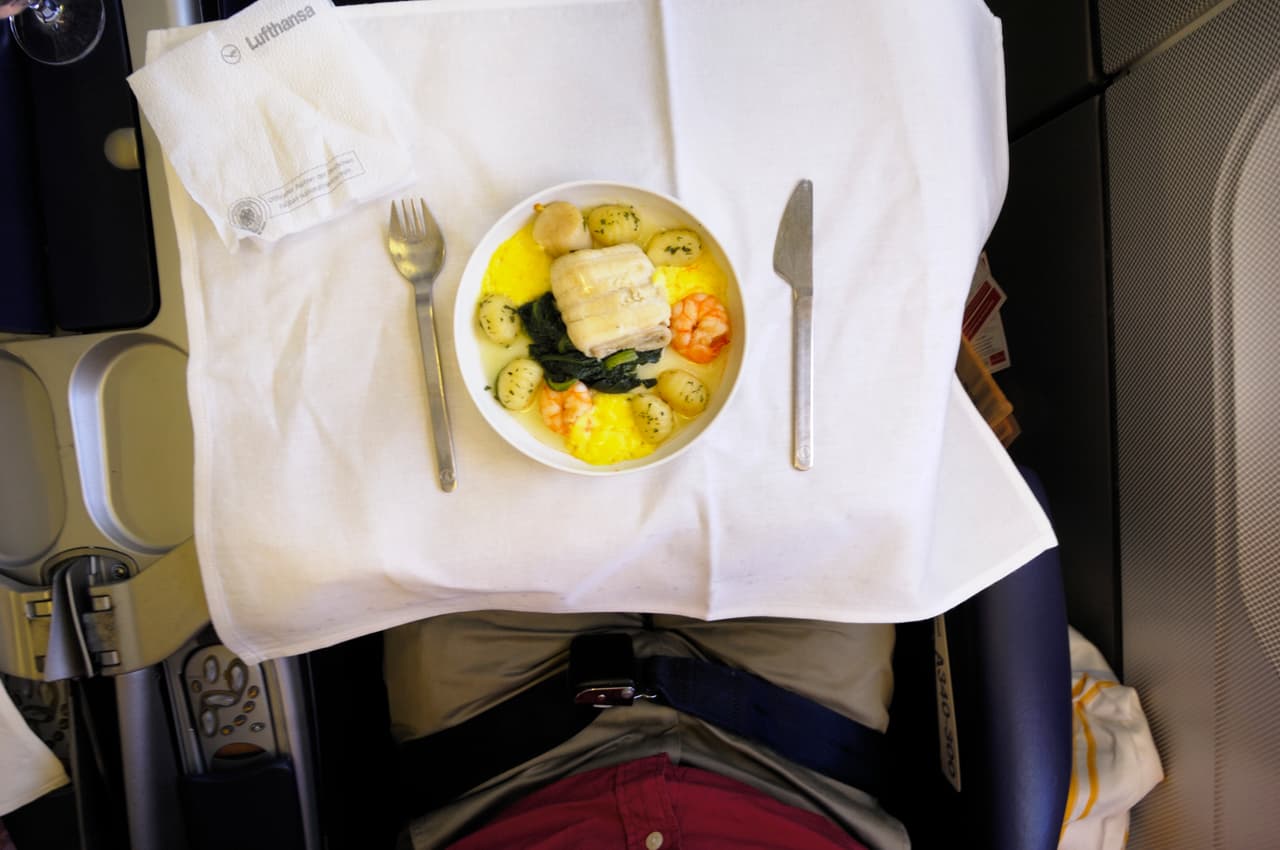 <b>Puesto 7. Lufthansa.</b> Es la compañía de aviación comercial más grande de Alemania y combinada con todas sus filiales es también es la más grande de Europa, por el tamaño de la flota y la cantidad de pasajeros transportados durante 2017. Fue calificada como la mejor aerolínea de Europa y como la novena mejor Clase Económica, según los premios Skytrax de 2018.