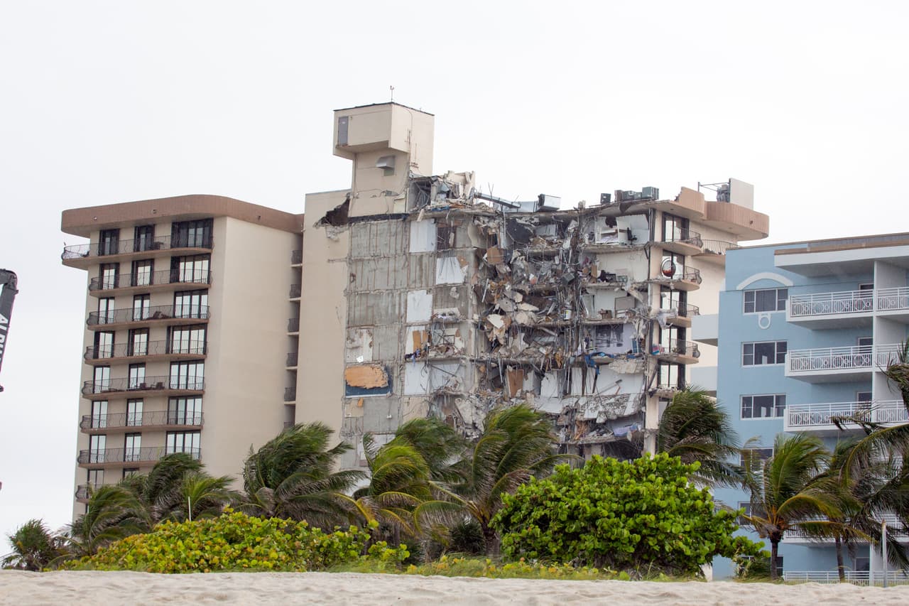 Es imposible ver desde la playa el trabajo de rescate. Desde donde fueron tomadas estas fotos es muy difícil imaginar que cientos de expertos se mantienen trabajando día y noche bajo los escombros.
<br>
<br>La magnitud de la destrucción asusta pero más expertos se van incorporando a la búsqueda de sobrevivientes. La experiencia que ha dejado tragedias similares, especialmente causadas por terremotos, mantiene a las autoridades y a los rescatistas con esperanzas.
<br>