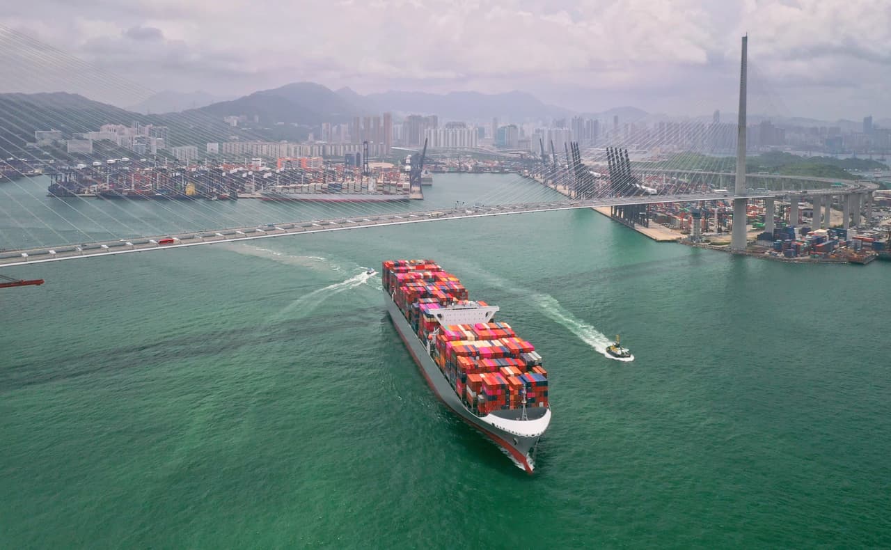 <b>Hong Kong</b>
<br>
<br>El aeropuerto internacional de Hong Kong está construido en un terreno ganado al océano, lo que garantiza una aproximación fuera de lo común. Tendrá magníficas vistas del Mar de China Meridional y sus islas a medida que el avión se acerca al destino, y sobrevolará barcos de carga, de pesca y las barcazas tradicionales. Este paisaje se observa mejor si se sienta del lado derecho del avión.
<br>
<br>Algunas de estas listas toman en cuenta los destinos más populares por encima de los más apartados, donde es común que los paisajes al aterrizar sean muy especiales.
<br>