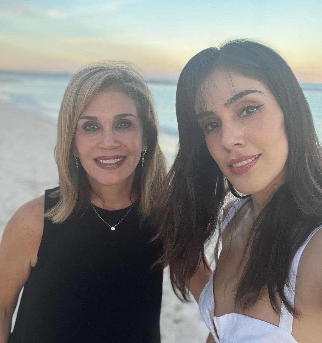 La protagonista de La Usurpadora (2019) realizó un viaje en enero de 2022 junto a su madre, Ana Gamboa, y compartió el momento en sus redes. Sus fans no dudaron en señalar el parecido y la belleza que comparten Echeverría y su progenitora.