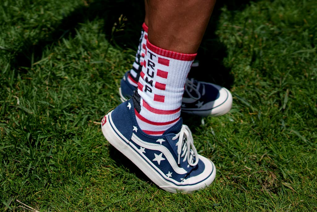 Los admiradores del líder republicano exhiben su popular apellido hasta en sus calcetines, como presumió uno de ellos en 
<b>Huntington Park</b>.