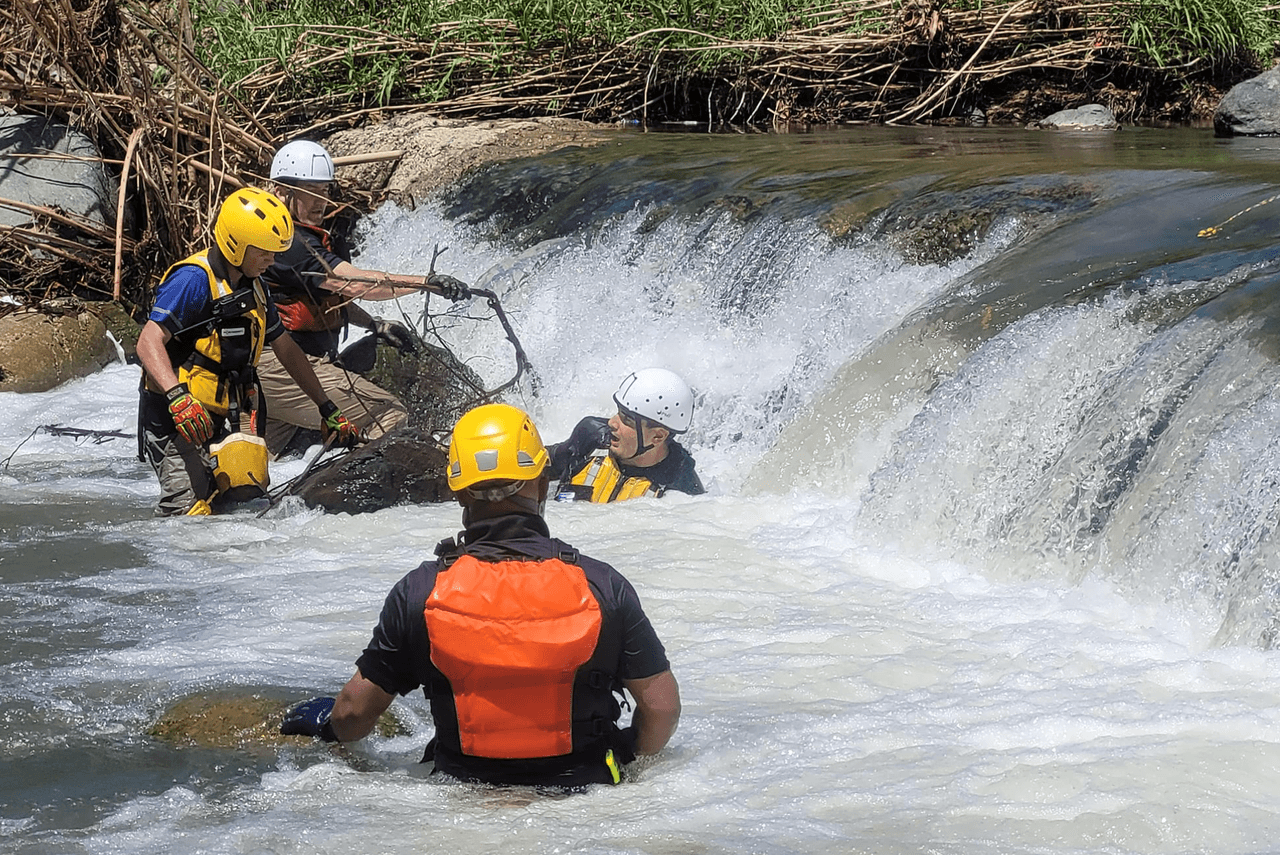 Cerca del mediodía, 24 rescatistas y seis buzos intercambiaron impresiones sobre el proceso. Y en esa plática surgió el comentario sobre una zona bastante peligrosa, que podría ser revisada.