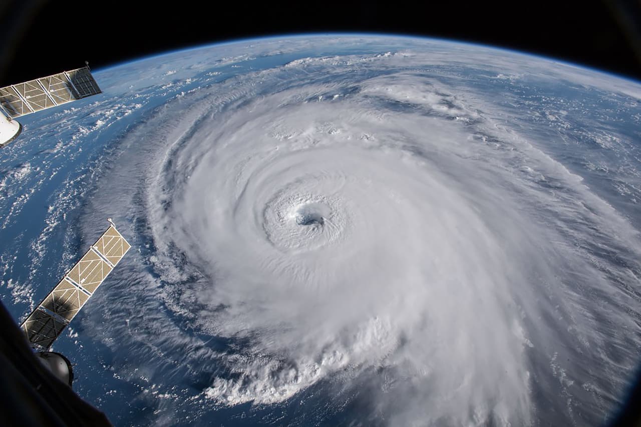 "La tripulación a bordo de la Estación Espacial Internacional observó el ojo amenazador de categoría 4 (en la escala Saffir-Simpson) de #HurricaneFlorence, que actualmente se mueve a través del Océano Atlántico y hacia la costa este de los Estados Unidos", se lee en el post de esta fotografía en la cuenta de la Estación Espacial Internacional.